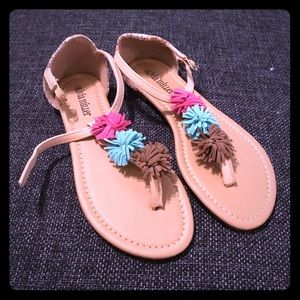 Cute pompom flat sandals!